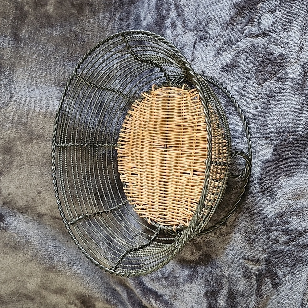 Metal Wire Basket Wicker Bottom Fruit Basket Plant Basket